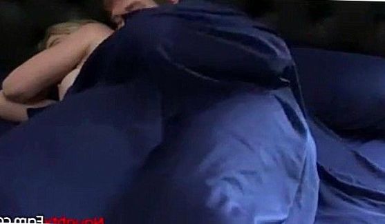 Парочка снимает видос того как они ебутся на диванчике, порно видео