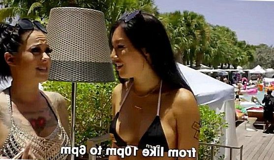 Cherry Kiss в роли стриптизёрши против трёх членов которые её ебут, порно видео