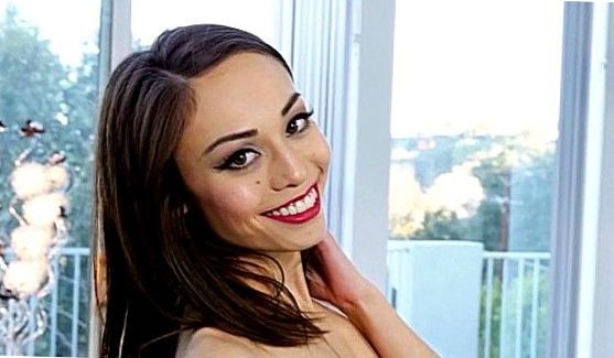 Раскинула ножки и напихивает себе вибратором, порно видео