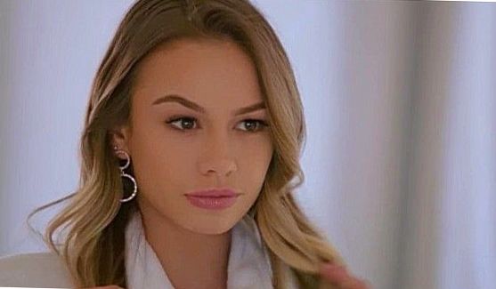 Жаркая брюнетка Sophie в своей естественной среде, порно видео