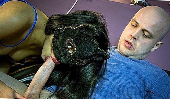 Дани и её подруга снимали видосик о том, как она зашла в подвал, где лежал накаченный голый мужик, которого надо разбудить поцелуем и тогда он исполнит любую сексуальную фантазию, порно видео