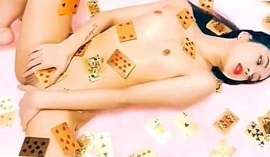 Отвел в глухую часть парка, где сучка своими сладкими губками нежно обработала стояк чувака, доведя его до оргазма приняв горячую струю белой спермы своим ротиком, порно видео