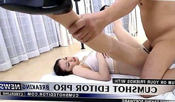Задорная красавица в очках сладенько сосет член, ласково улыбаясь своему партнеру, порно видео